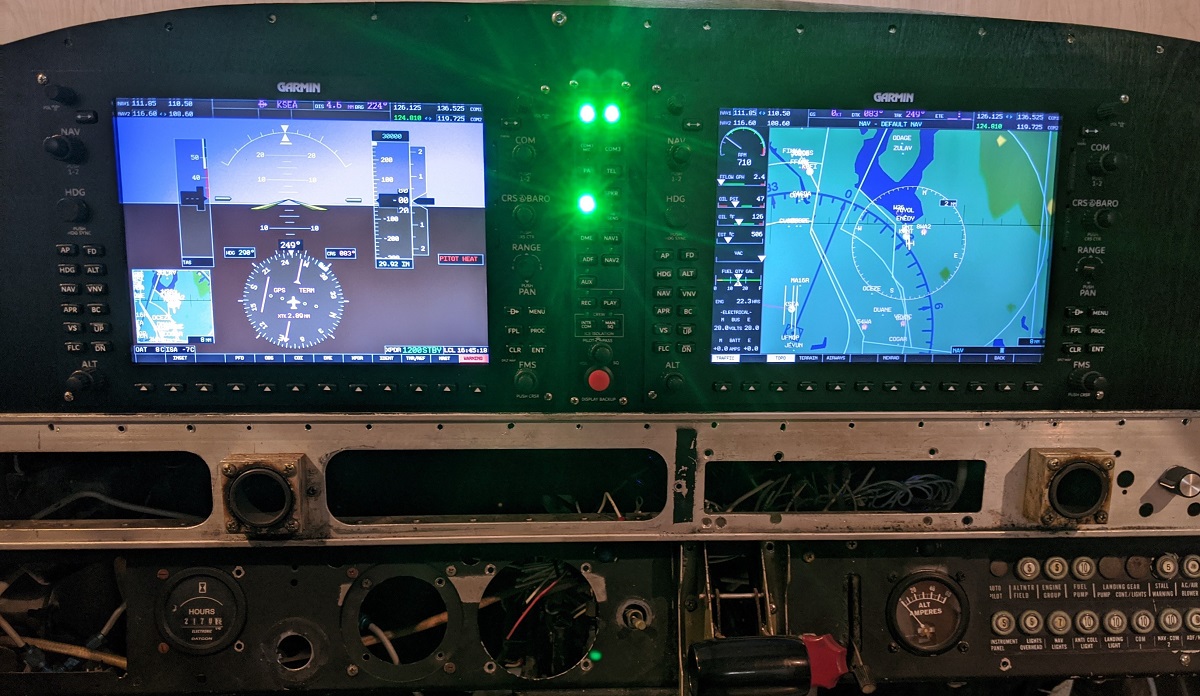 Complete G1000 instrument panel mounted in cockpit